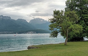 Les Dents de Lanfon et La Tournette dans les nuages